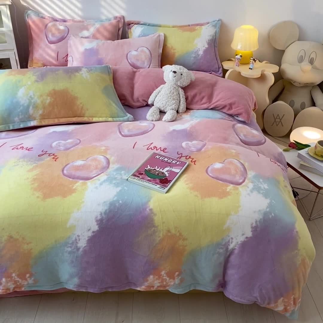 91家纺网 家纺一手货源 找家纺 木堇 2022秋冬款高克重甜美系列印花牛奶绒四件套 爱心泡泡