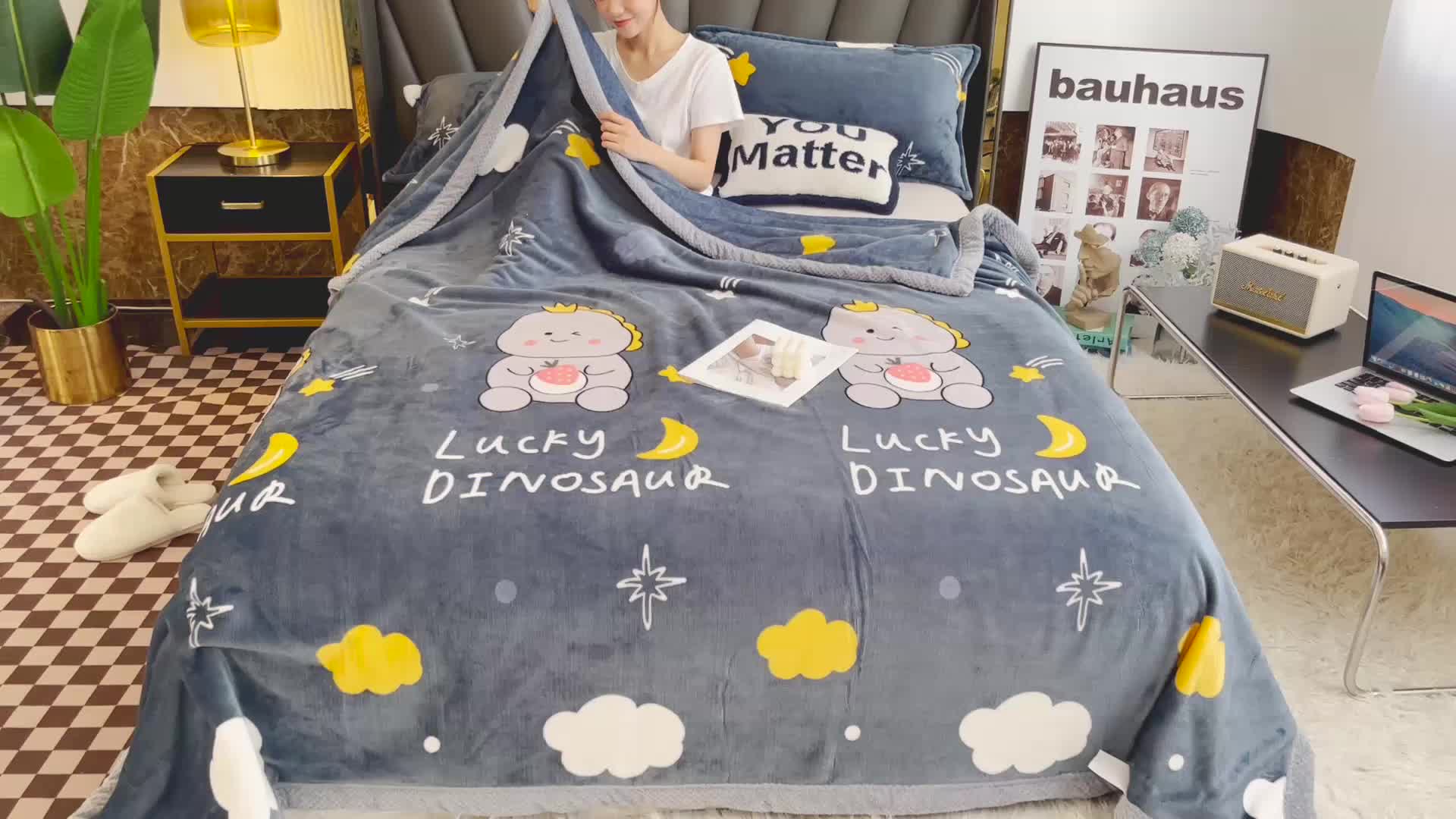 91家纺网 家纺一手货源 找家纺 雅萱  2024新款菠萝格牛奶绒包边毛毯 草莓恐龙