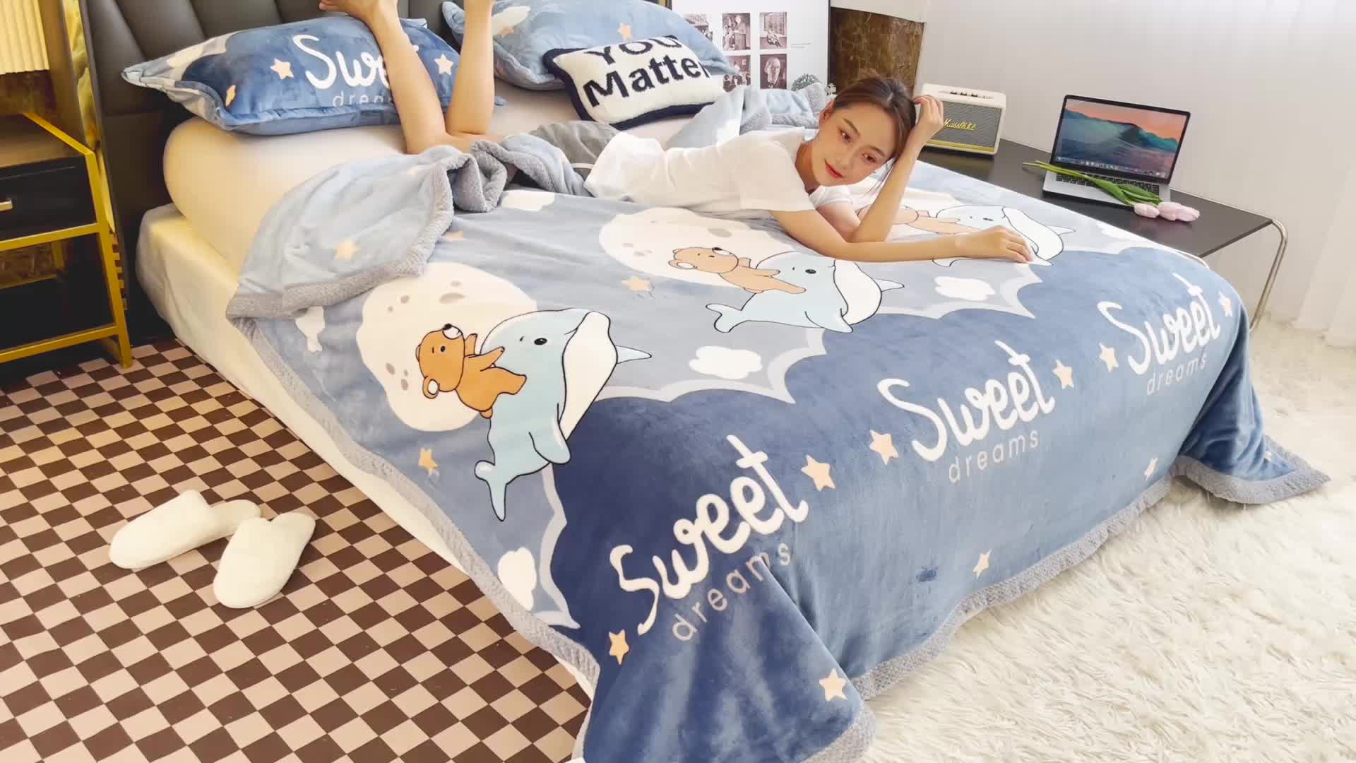 91家纺网 家纺一手货源 找家纺 雅萱  2024新款菠萝格牛奶绒包边毛毯 海豚和熊