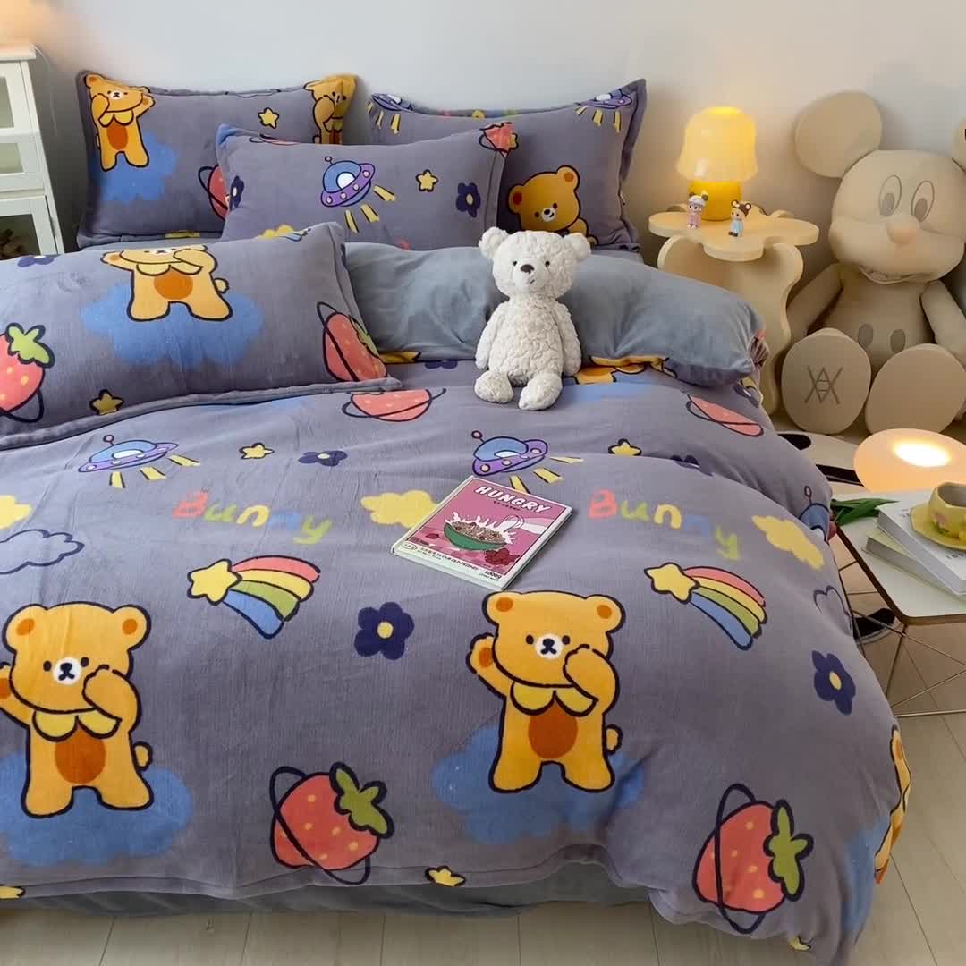 91家纺网 家纺一手货源 找家纺 木堇 2022秋冬新款高克重甜美系列印花牛奶绒四件套 邦尼熊