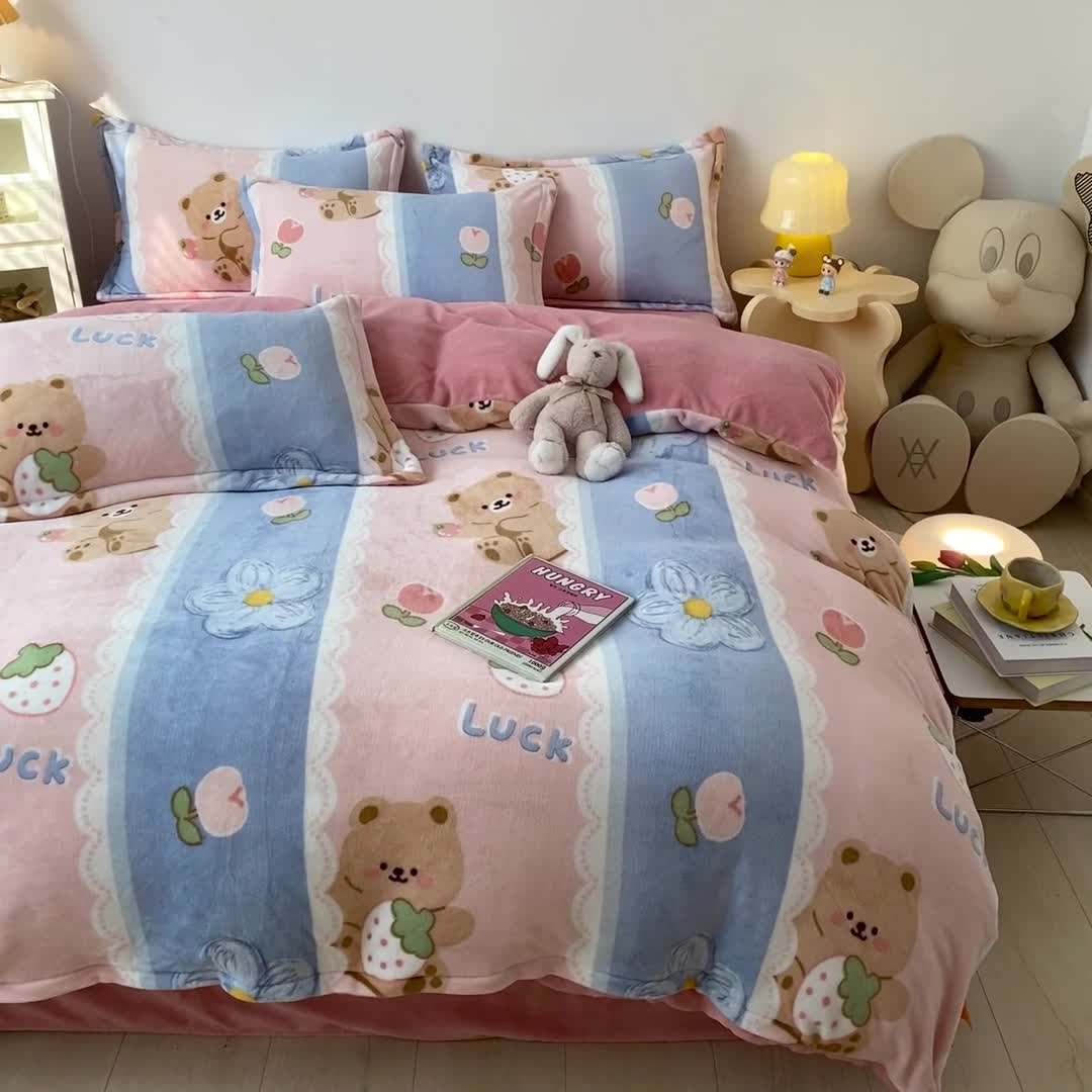 91家纺网 家纺一手货源 找家纺 木堇 2022秋冬新款高克重甜美系列印花牛奶绒四件套草莓小熊