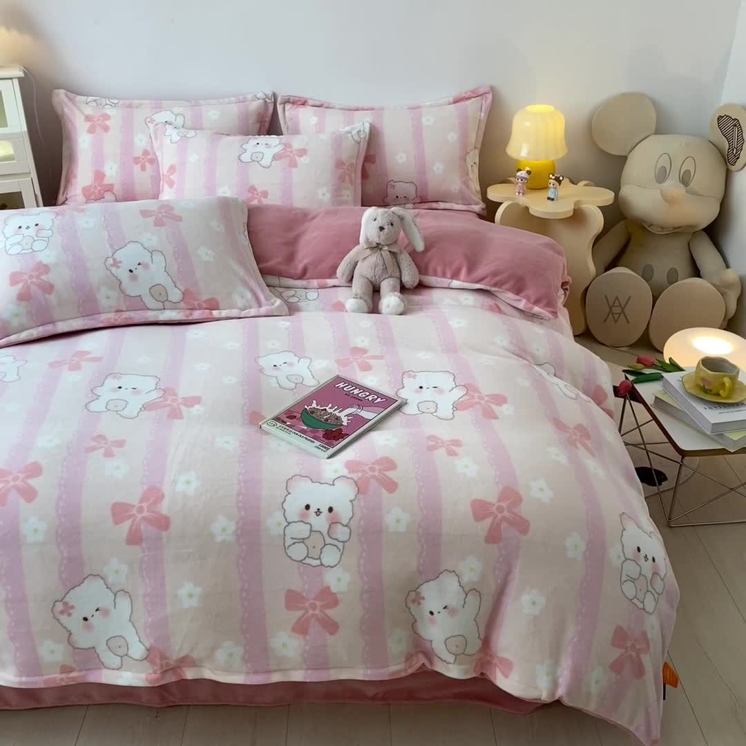 91家纺网 家纺一手货源 找家纺 木堇 2022秋冬款高克重甜美系列印花牛奶绒四件套 粉熊宝宝