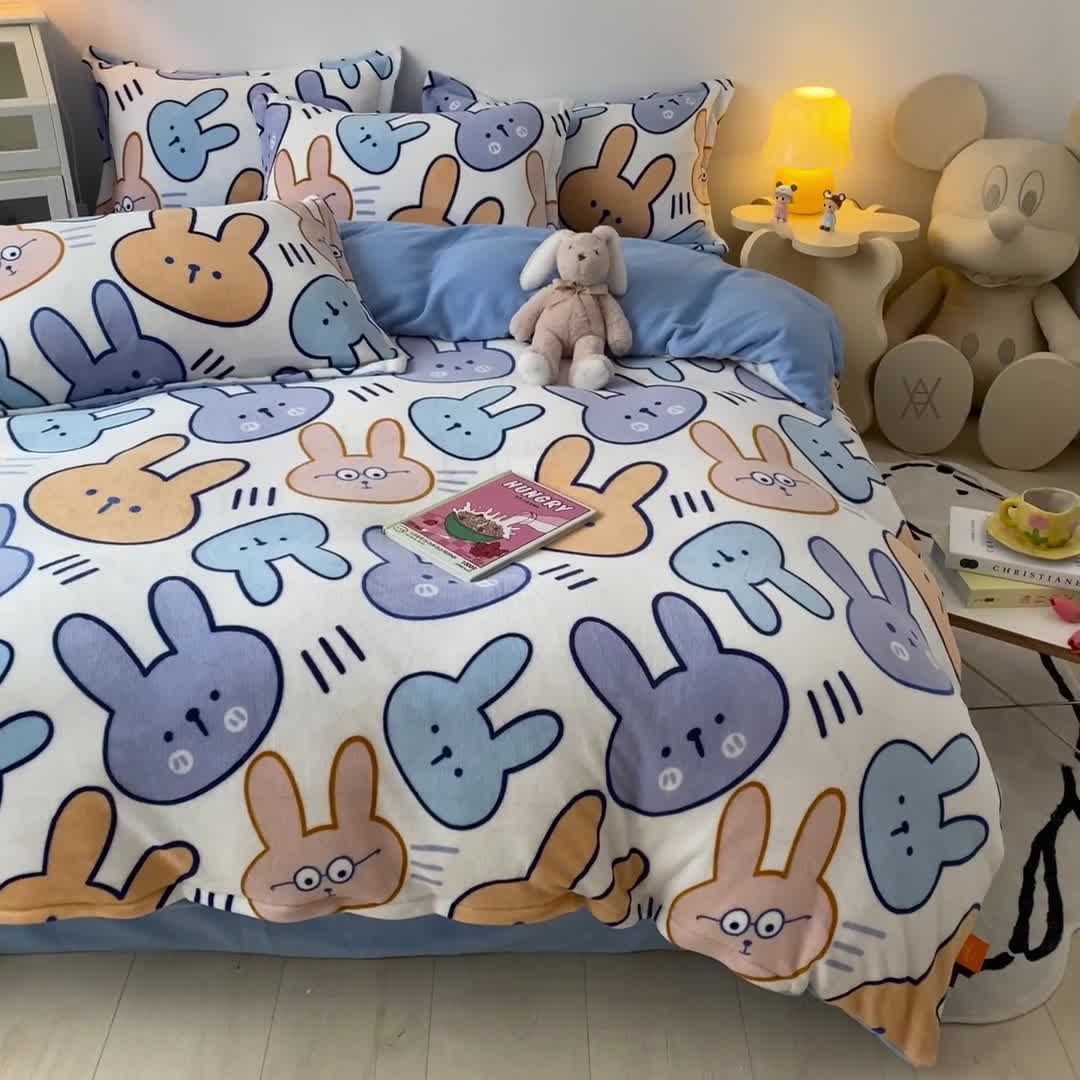 91家纺网 家纺一手货源 找家纺 木堇 2022秋冬新款高克重甜美系列印花牛奶绒四件套 乖小兔