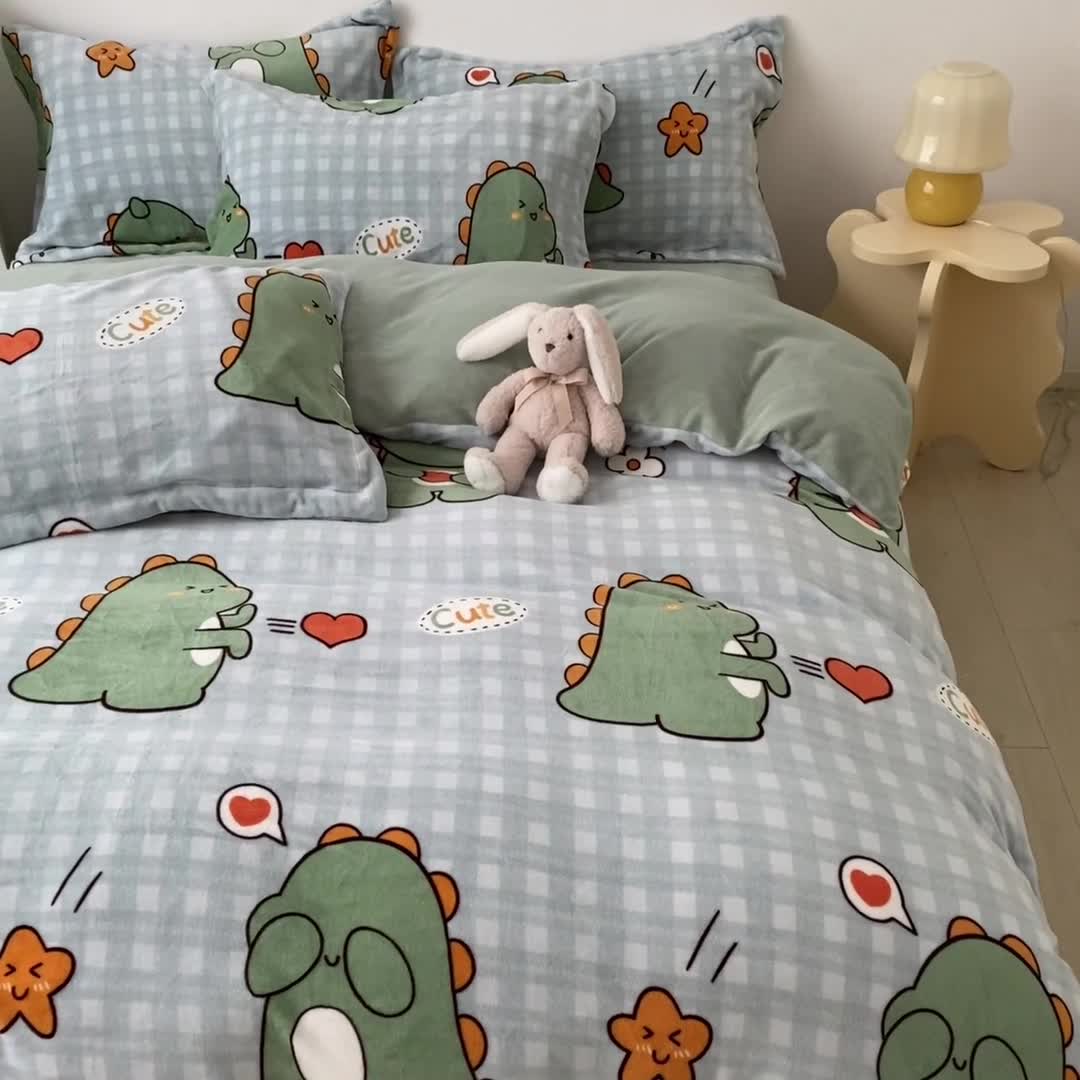 91家纺网 家纺一手货源 找家纺 木堇 2022秋冬新款高克重甜美系列印花牛奶绒四件套光波恐龙