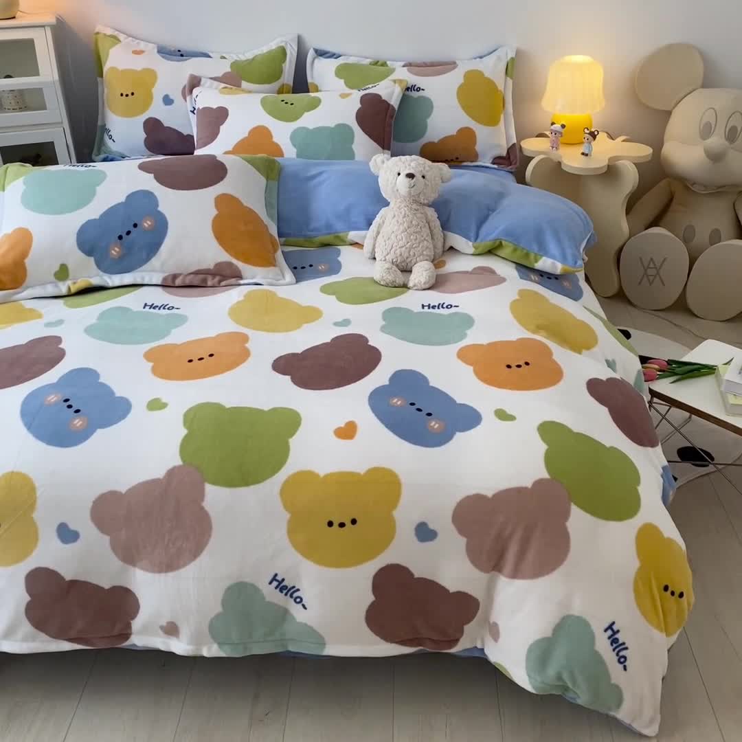 91家纺网 家纺一手货源 找家纺 木堇 2022秋冬新款高克重甜美系列印花牛奶绒四件套 嗨嗨熊