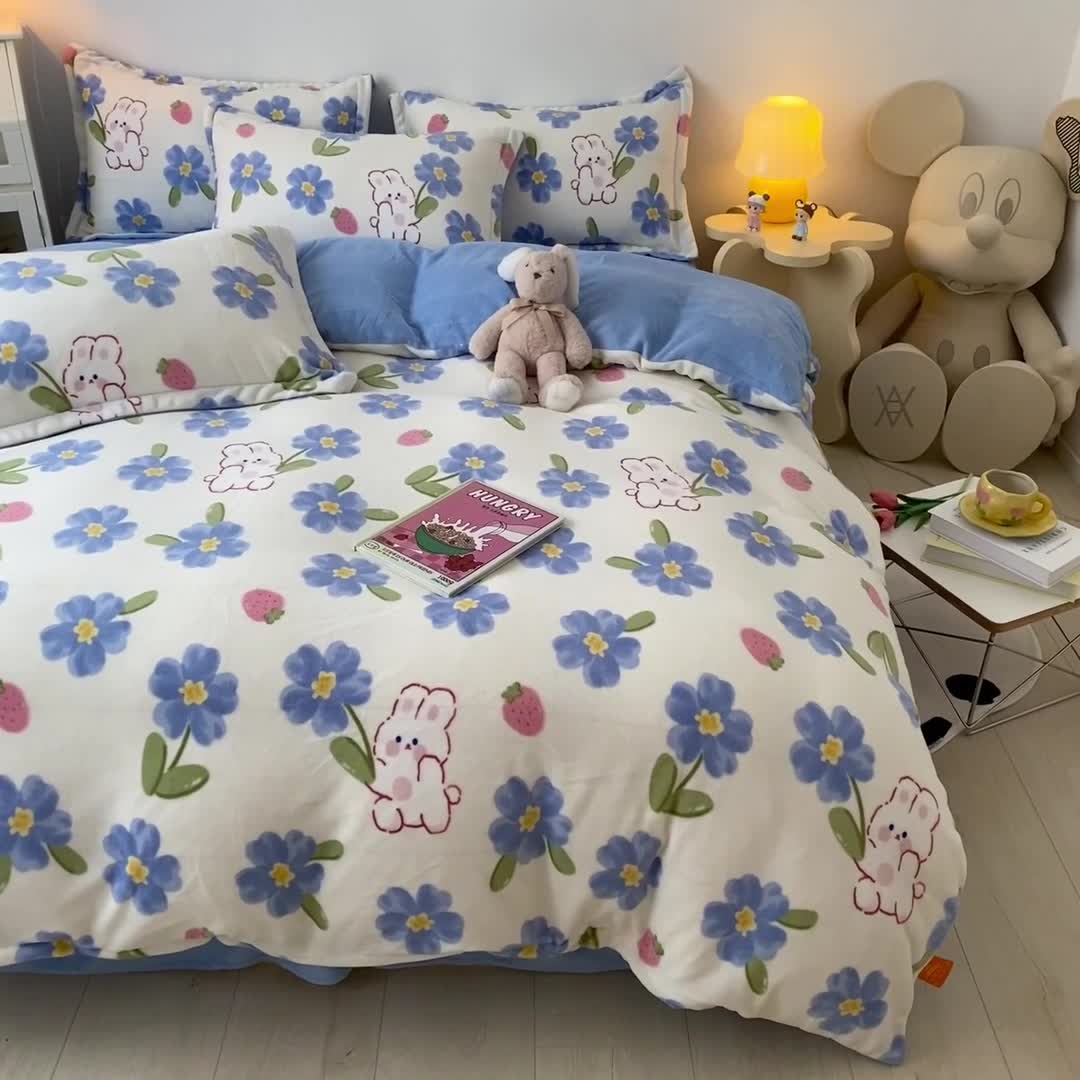 91家纺网 家纺一手货源 找家纺 木堇 2022秋冬新款高克重甜美系列印花牛奶绒四件套蓝花兔兔