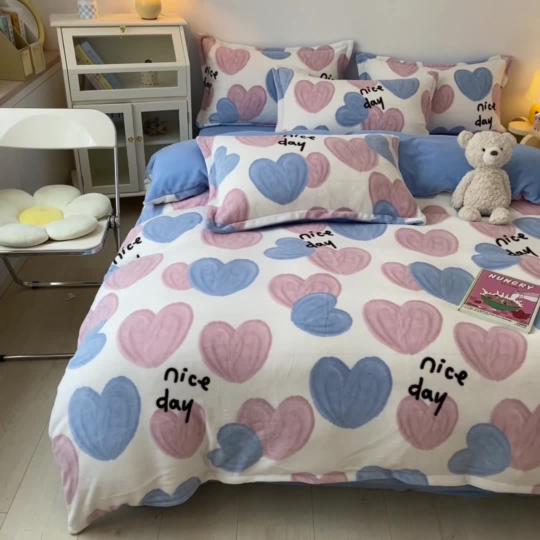 91家纺网 家纺一手货源 找家纺 木堇 2022秋冬新款高克重甜美系列印花牛奶绒四件套心心相应