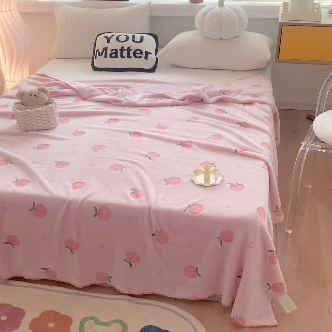 91家纺网 家纺一手货源 找家纺 蜜柚 2024新款立体锁边云朵绒印花毛毯四季毯 桃气满满