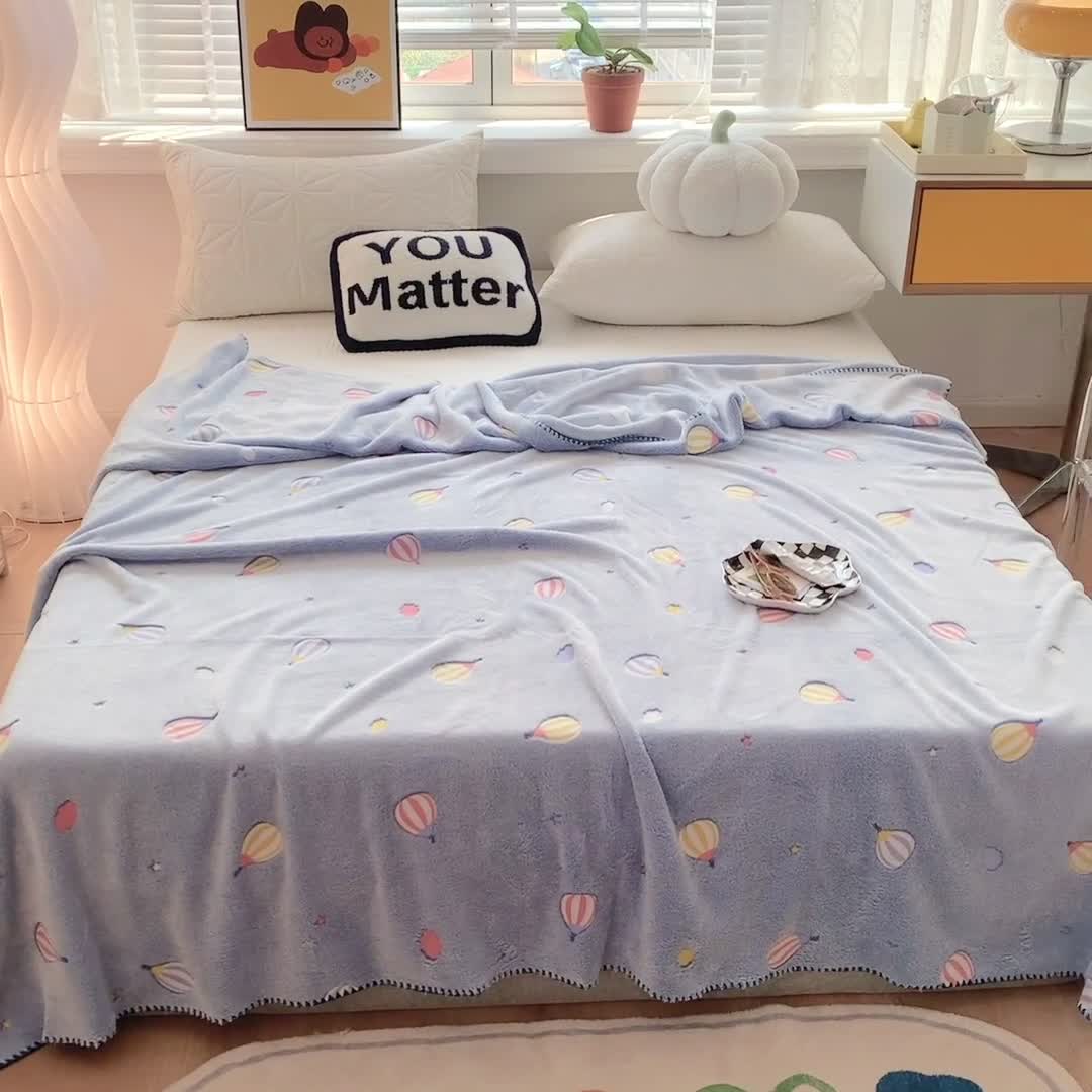 91家纺网 家纺一手货源 找家纺 蜜柚 2024新款立体锁边云朵绒印花毛毯四季毯 蓝气球