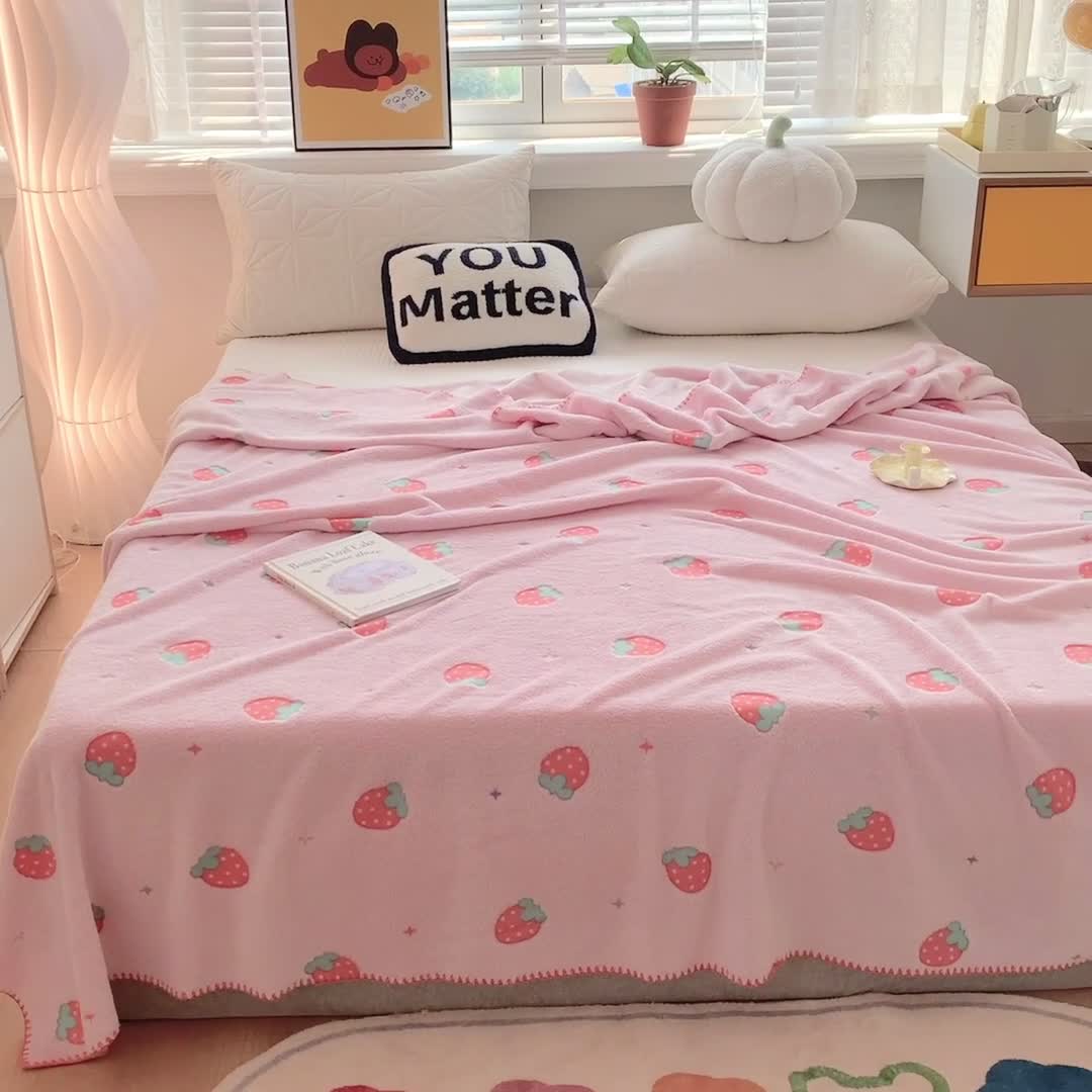 91家纺网 家纺一手货源 找家纺 蜜柚 2024新款立体锁边云朵绒印花毛毯四季毯 粉草莓