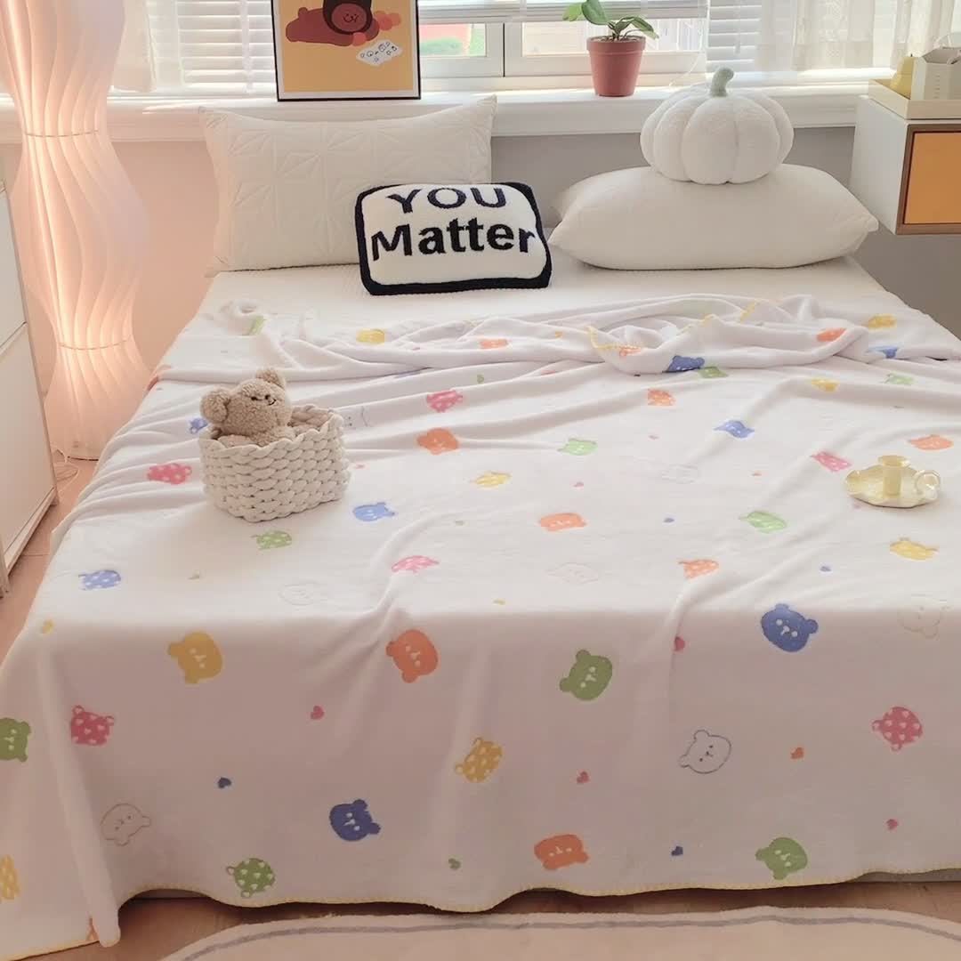 91家纺网 家纺一手货源 找家纺 蜜柚 2024新款立体锁边云朵绒印花毛毯四季毯 抱抱熊