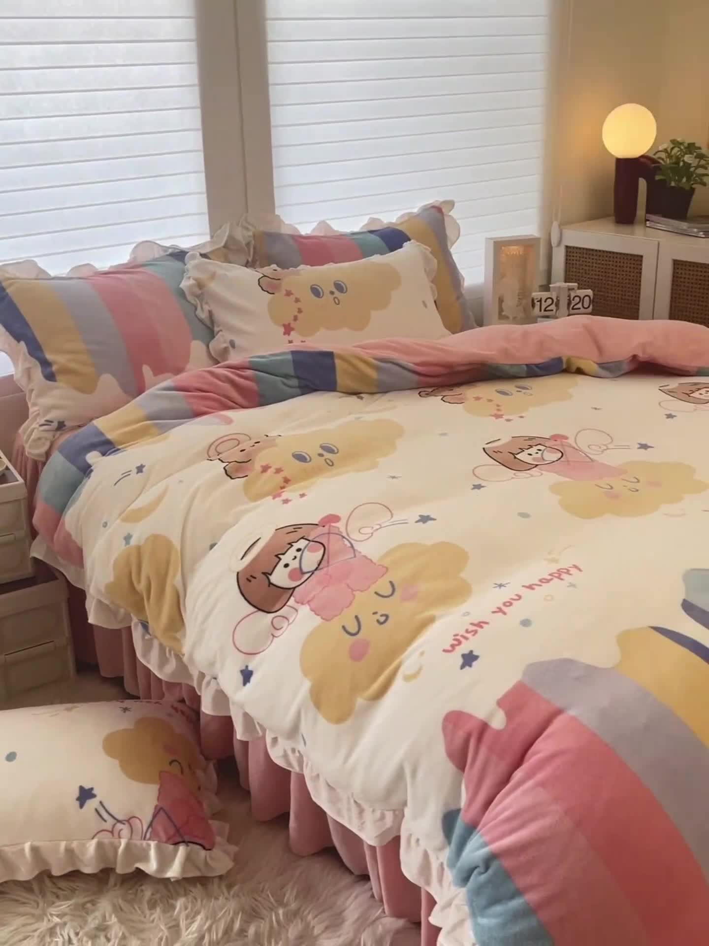 91家纺网 家纺一手货源 找家纺 2023新款包小包高克重小清新印花花边牛奶绒四件套彩虹女孩