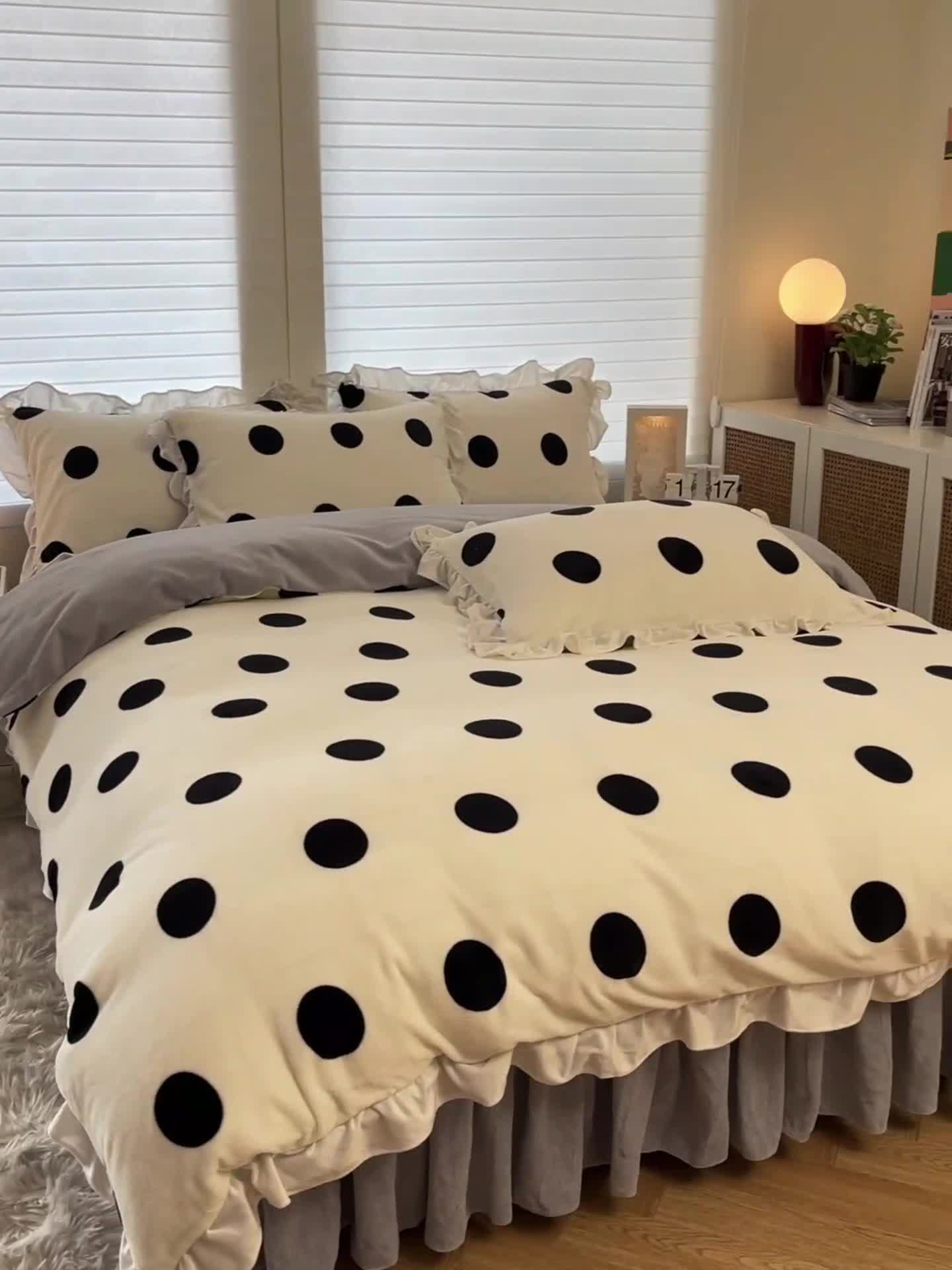 91家纺网 家纺一手货源 找家纺 2023新款包小包高克重小清新印花花边牛奶绒四件套 经典波点