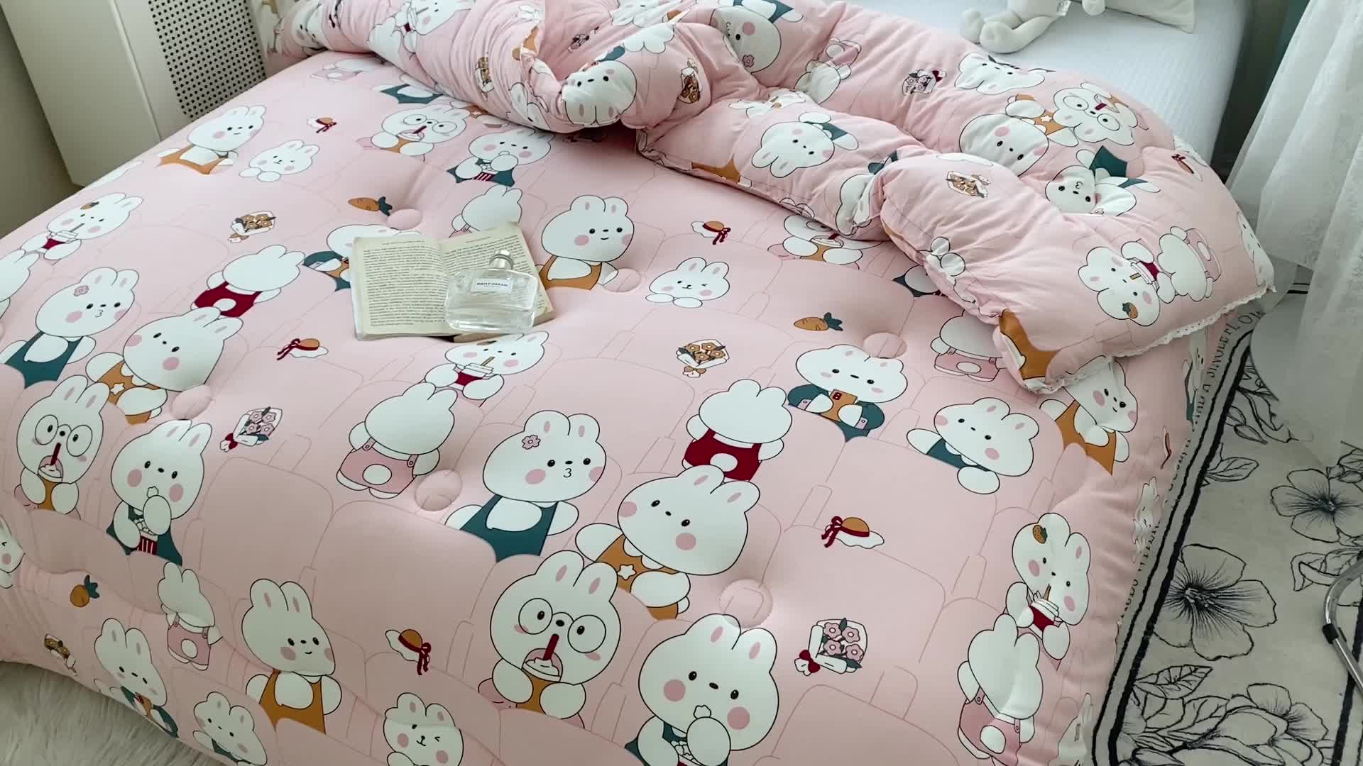 91家纺网 家纺一手货源 找家纺 畅畅A类母婴级数码印花针织棉牛奶蛋白大豆冬被春秋被 奶糖兔