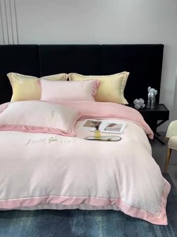 91家纺网 家纺一手货源 找家纺 榻尚家居 2023新款奈思小熊牛奶绒四件套 粉