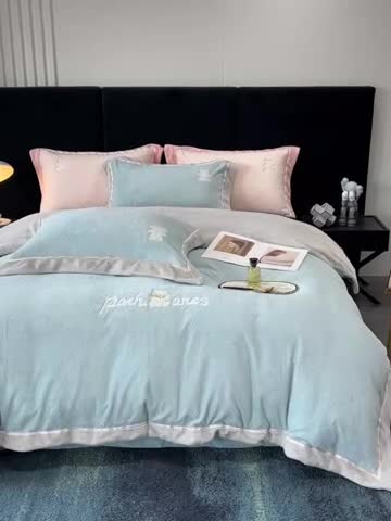 91家纺网 家纺一手货源 找家纺 榻尚家居 2023新款奈思小熊牛奶绒四件套 蓝色