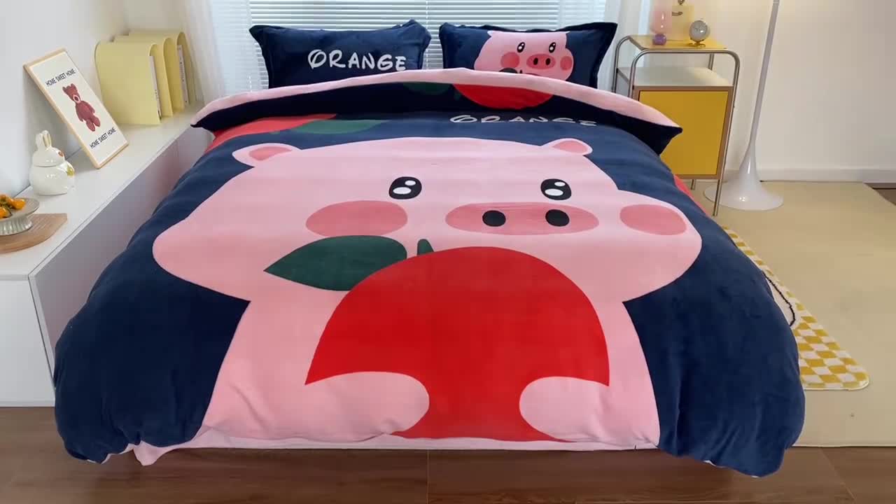 91家纺网 家纺一手货源 找家纺 慕尚 2022爆款大版高克重印花牛奶绒四件套 吃货猪