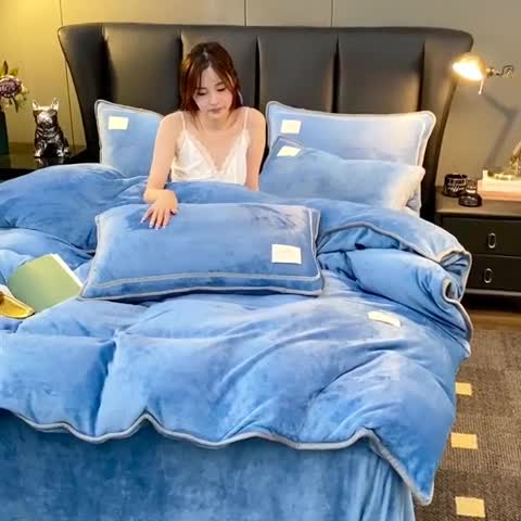 91家纺网 家纺一手货源 找家纺 啊雅家居 2026新款纯色包边双面牛奶绒四件套 包克莱因蓝