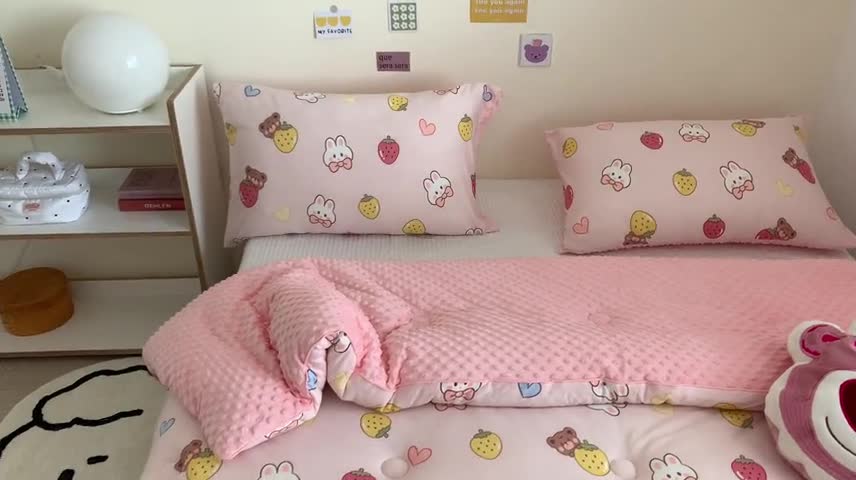 91家纺网 家纺一手货源 找家纺 星期八 2022新款针织棉豆豆被被子被芯 草莓兔