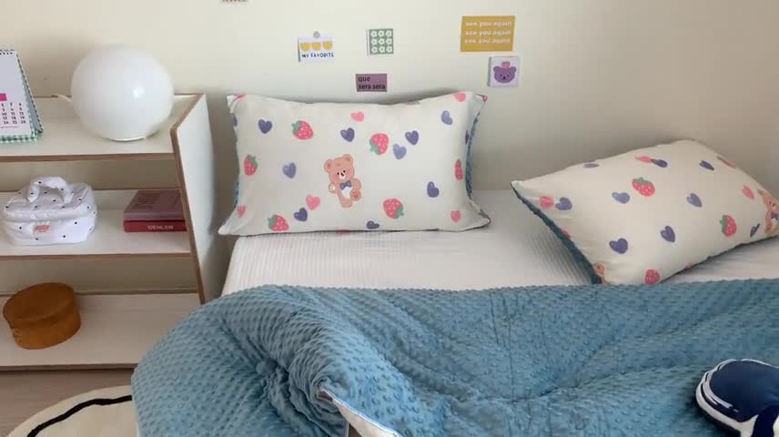 91家纺网 家纺一手货源 找家纺 星期八 2022新款针织棉豆豆被被子被芯 草莓熊