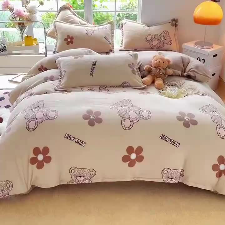 91家纺网 家纺一手货源 找家纺 米莱 2022新款牛奶绒小清新印花四件套 潮玩小熊