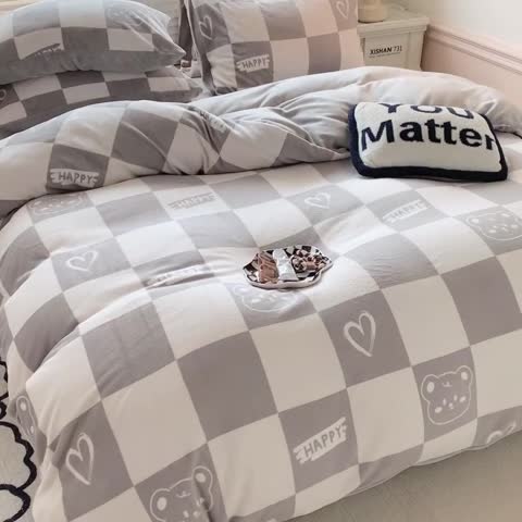 91家纺网 家纺一手货源 找家纺 澳萝拉 2022新款牛奶绒印花四件套 棋盘格熊