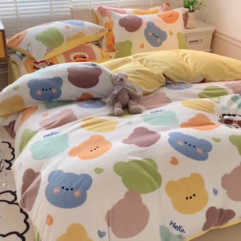 91家纺网 家纺一手货源 找家纺 澳萝拉 2022新款牛奶绒印花四件套 软萌熊