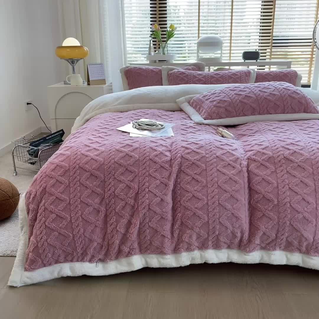 91家纺网 家纺一手货源 找家纺 丝羽坊 直播爆款220克塔芙绒提花四件套剪花雕花牛奶绒莫奈紫