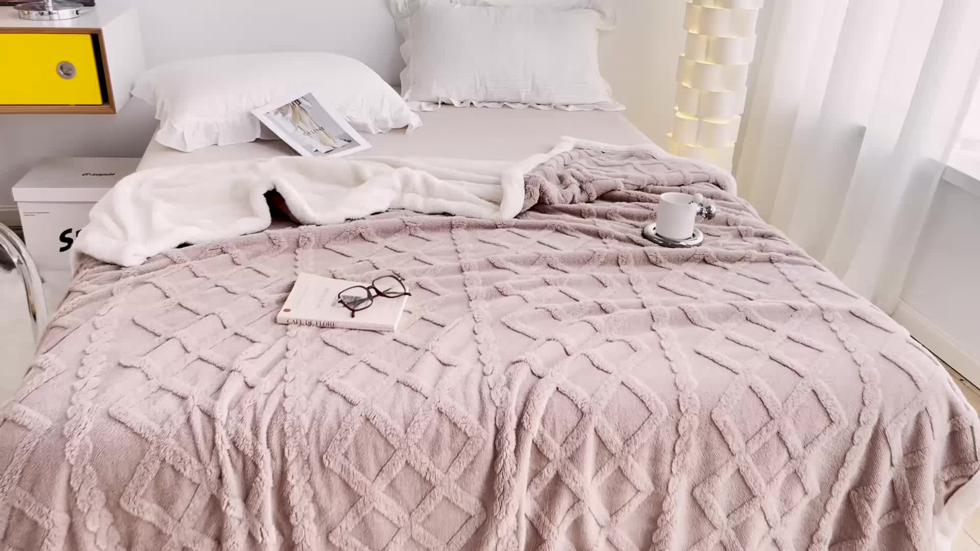 91家纺网 家纺一手货源 找家纺 澳梵 2022新款塔芙绒毛毯【蜜语-心语系列】 菱格-卡其