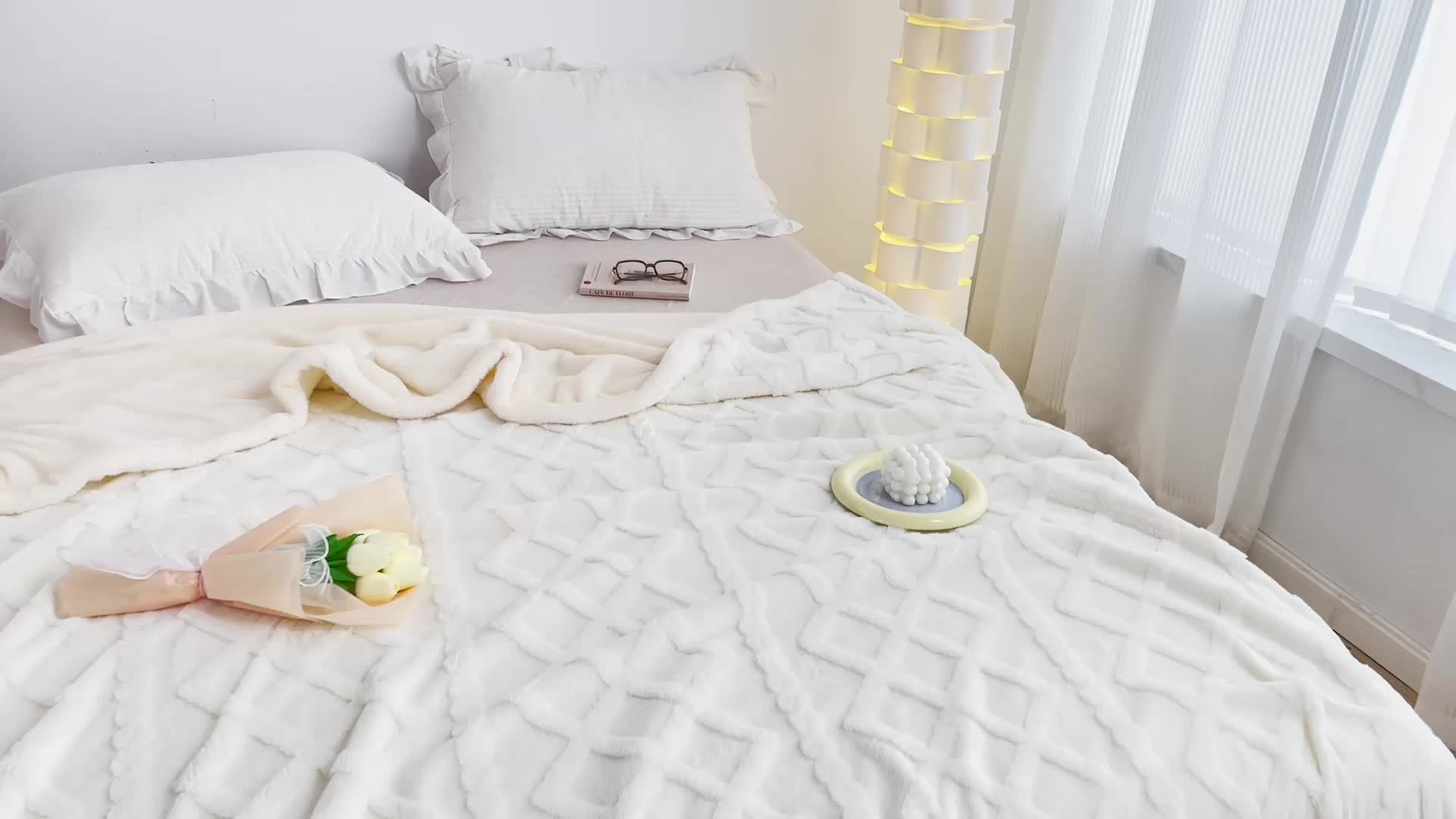 91家纺网 家纺一手货源 找家纺 澳梵 2022新款塔芙绒毛毯【蜜语-心语系列】 菱格-奶白