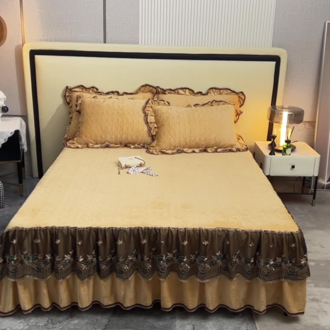 91家纺网 家纺一手货源 找家纺 美达水晶绒纯色夹棉床裙盛世皇朝系列床裙三件套 盛世皇朝-金驼