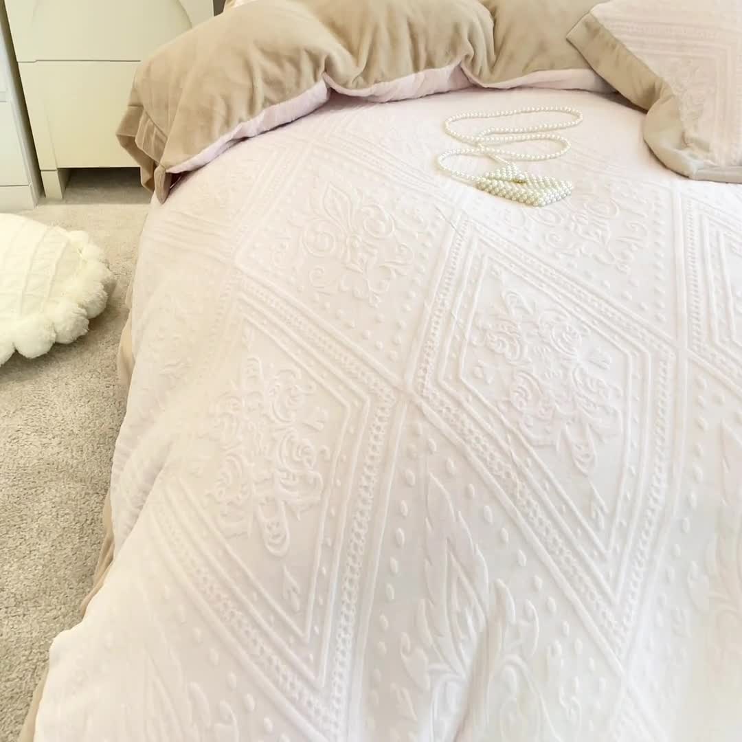 91家纺网 家纺一手货源 找家纺 丝幔新款全消光5D雕花牛奶绒四件套 欧式烂花-奶油白