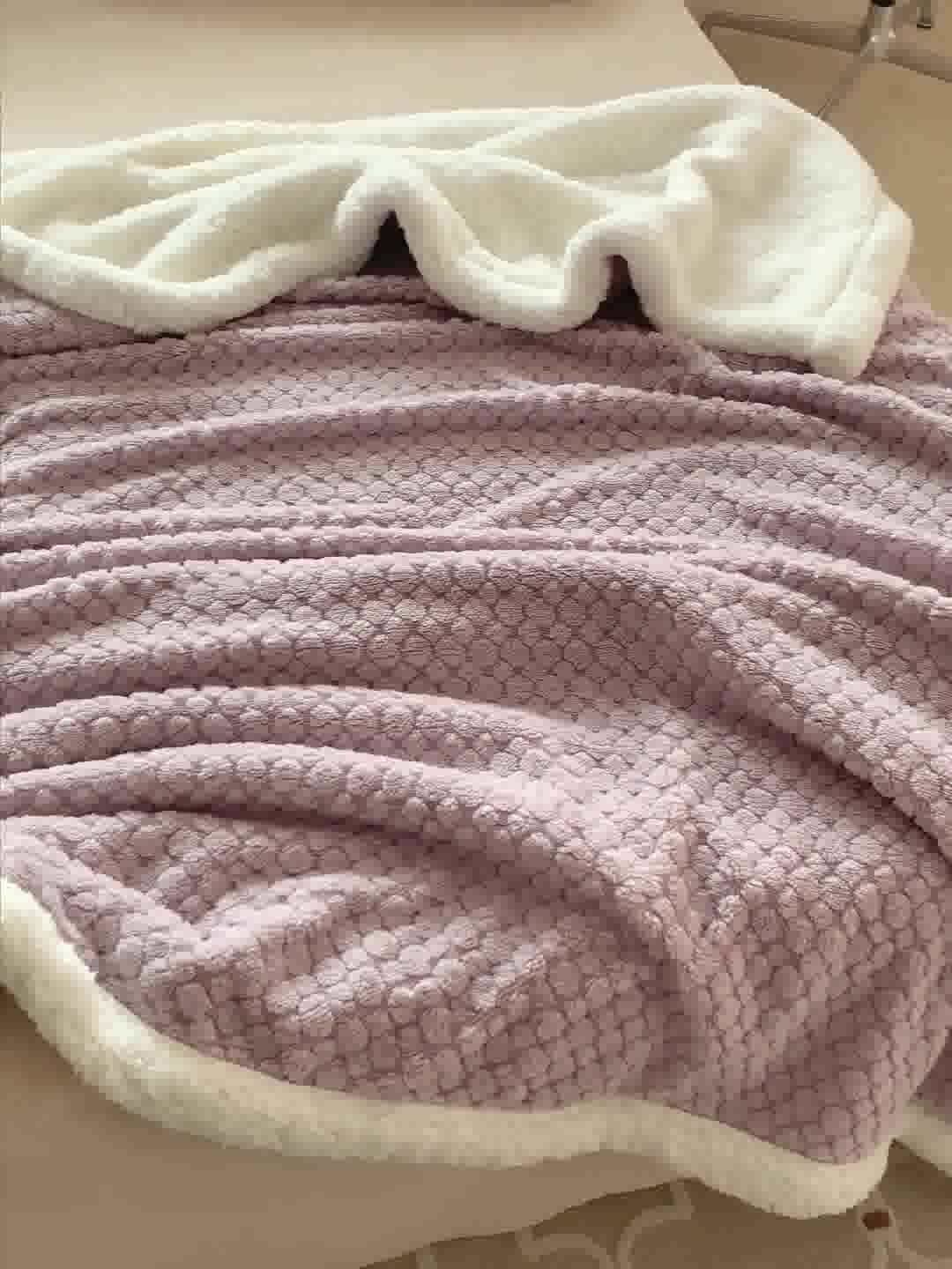 91家纺网 家纺一手货源 找家纺 昔可家纺 2022新款ins风纯色保暖塔塔绒多功能毛毯 小波点紫