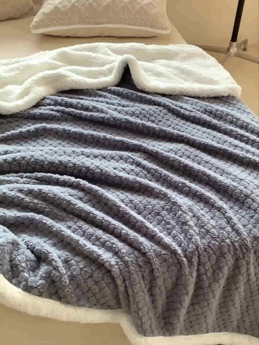 91家纺网 家纺一手货源 找家纺 昔可家纺 2022新款ins风纯色保暖塔塔绒多功能毛毯 小波点雾霾蓝