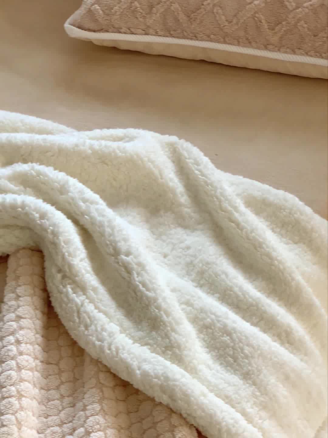 91家纺网 家纺一手货源 找家纺 昔可家纺 2022新款ins风纯色保暖塔塔绒多功能毛毯 小波点米