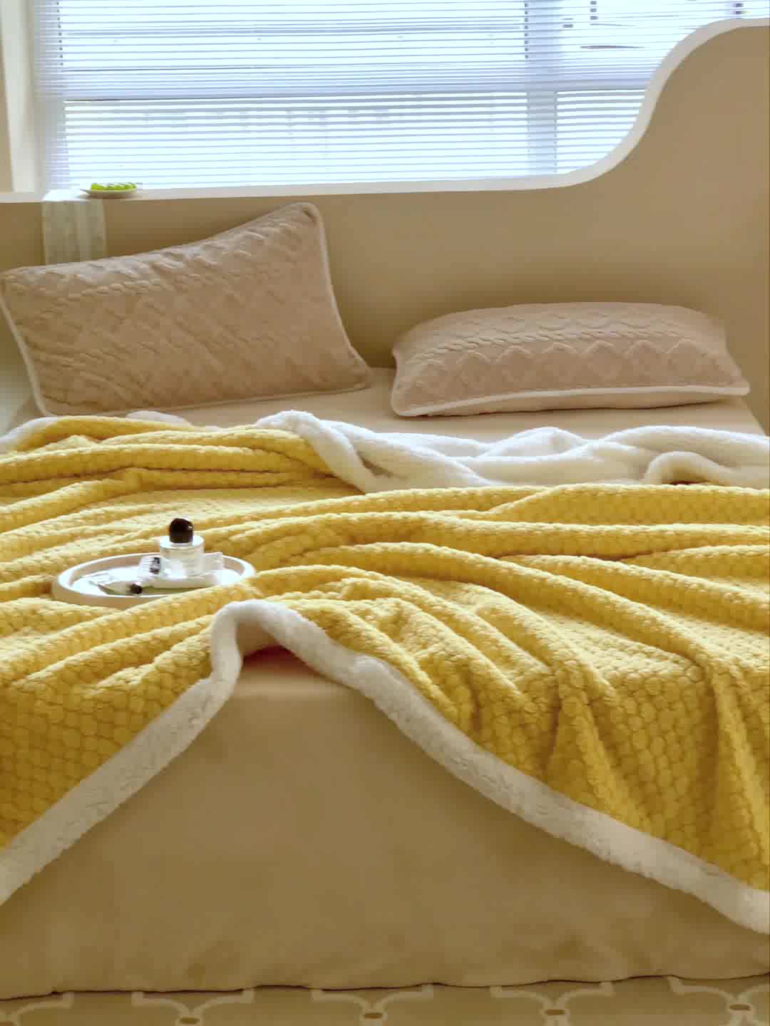 91家纺网 家纺一手货源 找家纺 昔可家纺 2022新款ins风纯色保暖塔塔绒多功能毛毯 小波点黄