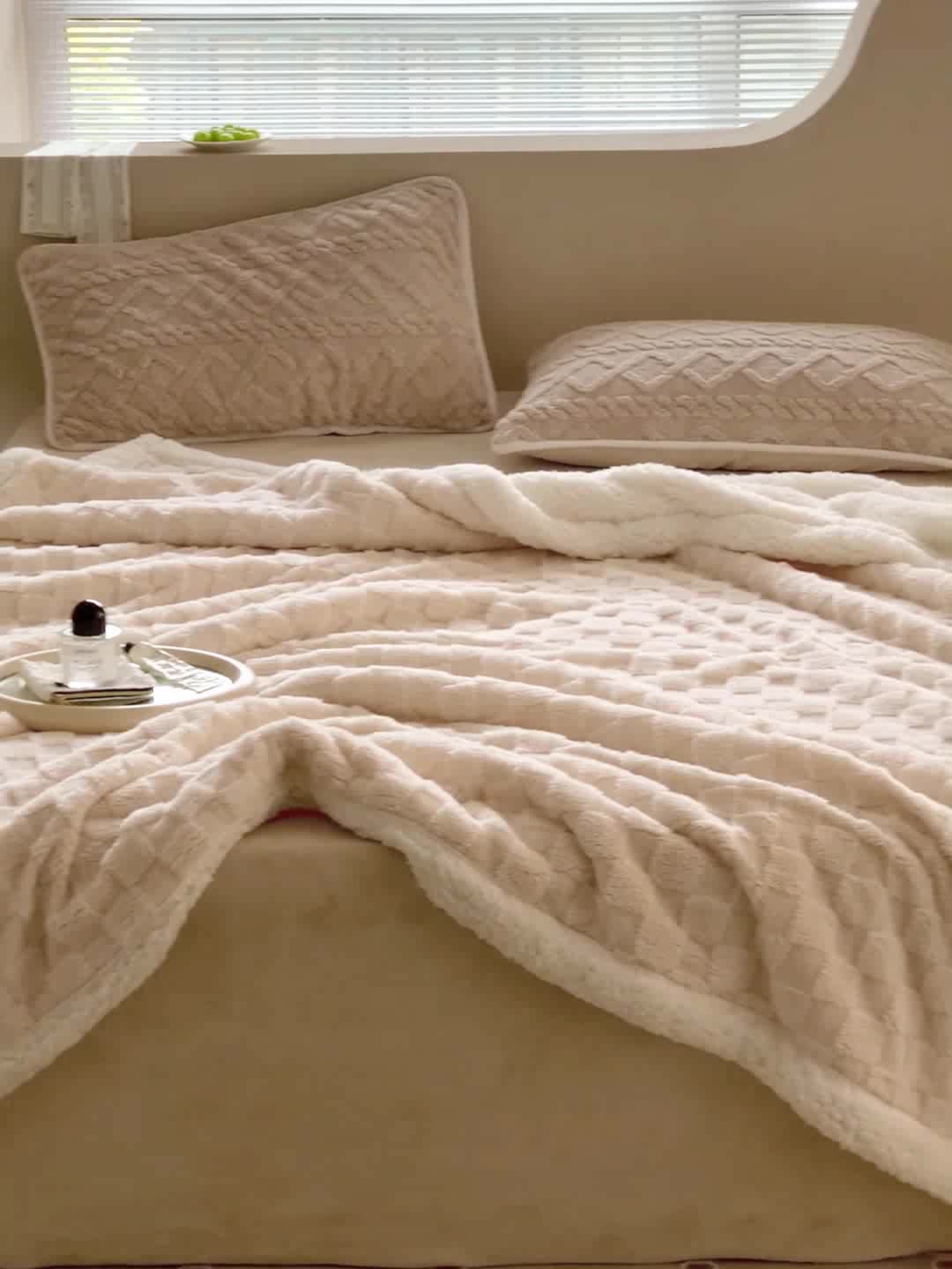 91家纺网 家纺一手货源 找家纺 昔可家纺 2022新款ins风纯色保暖塔塔绒多功能毛毯 棋盘格米色