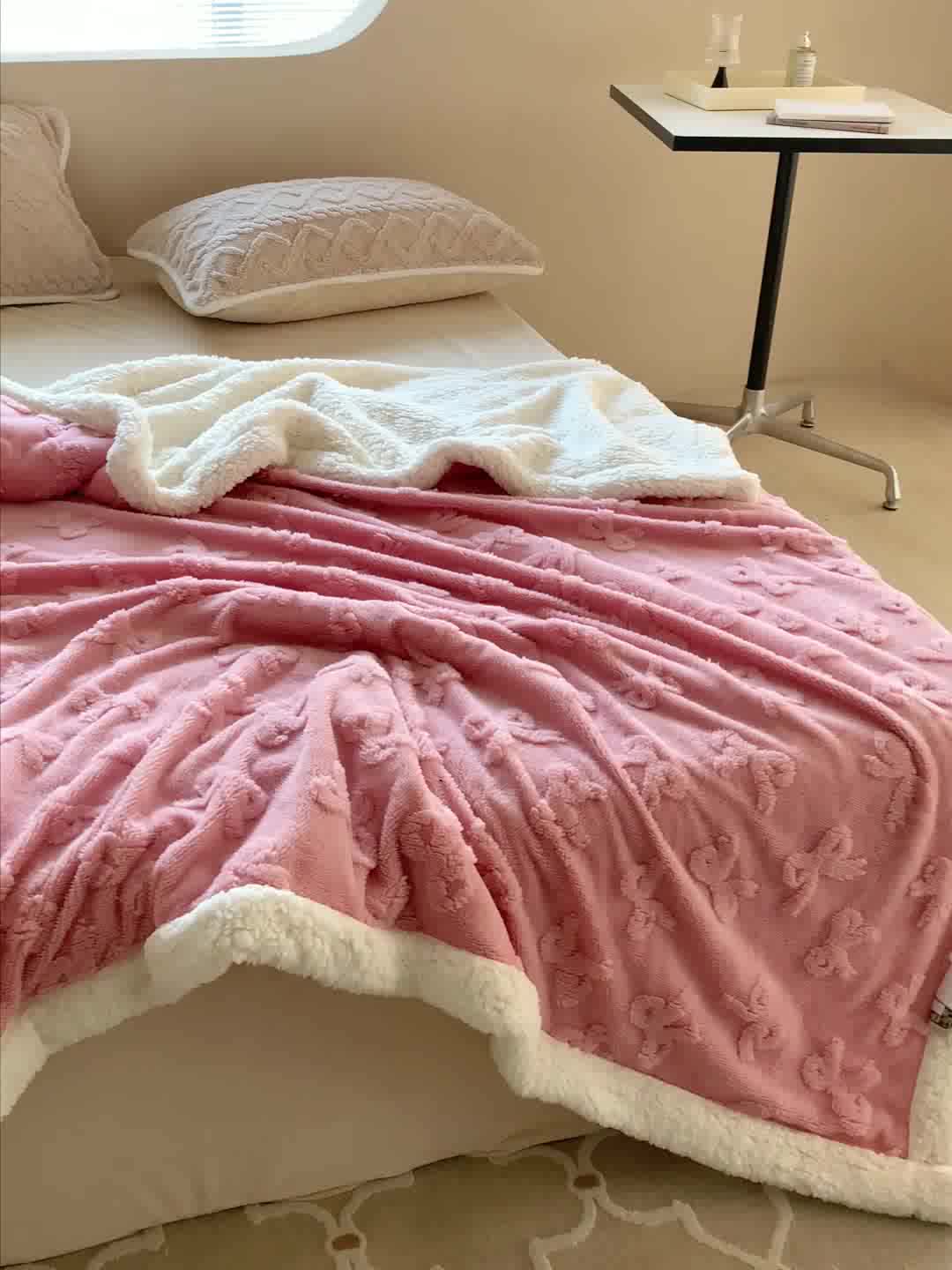 91家纺网 家纺一手货源 找家纺 昔可家纺 2022新款ins风纯色保暖塔塔绒多功能毛毯 蝴蝶结粉