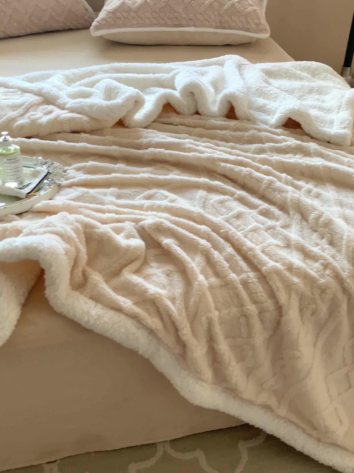 91家纺网 家纺一手货源 找家纺 昔可家纺 2022新款ins风纯色保暖塔塔绒多功能毛毯 波纹米色