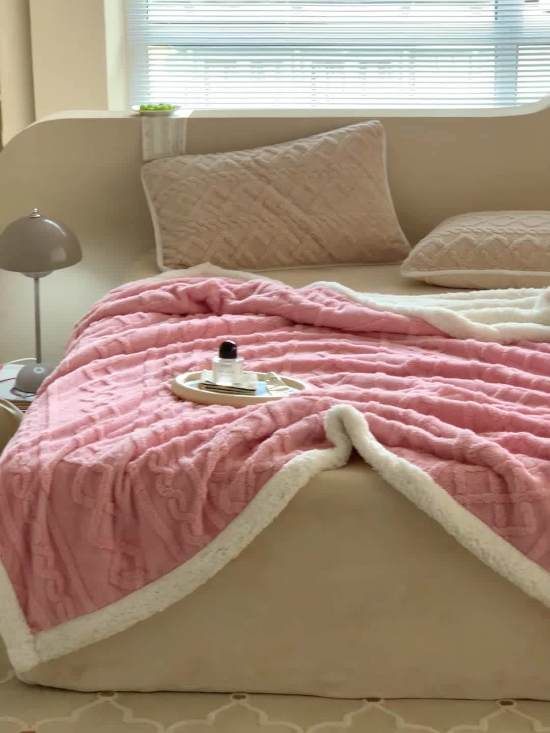 91家纺网 家纺一手货源 找家纺 昔可家纺 2022新款ins风纯色保暖塔塔绒多功能毛毯 波纹粉