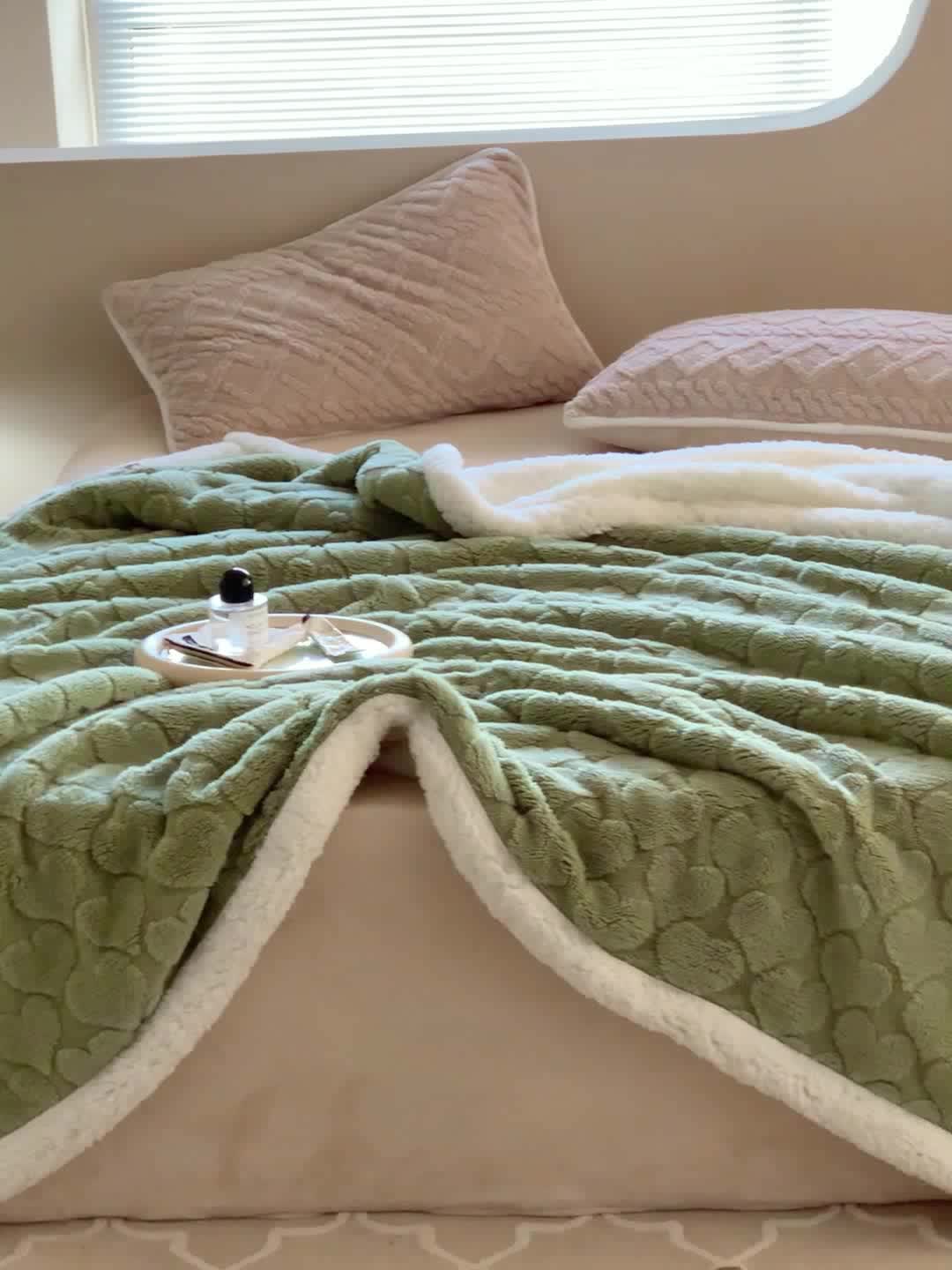 91家纺网 家纺一手货源 找家纺 昔可家纺 2022新款ins风纯色保暖塔塔绒多功能毛毯 爱心绿