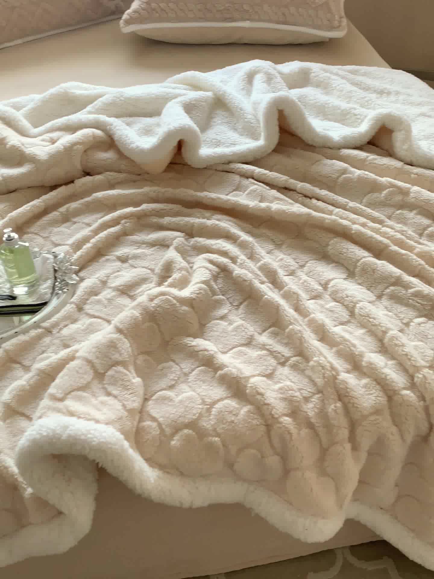 91家纺网 家纺一手货源 找家纺 昔可家纺 2022新款ins风纯色保暖塔塔绒多功能毛毯 爱心米色