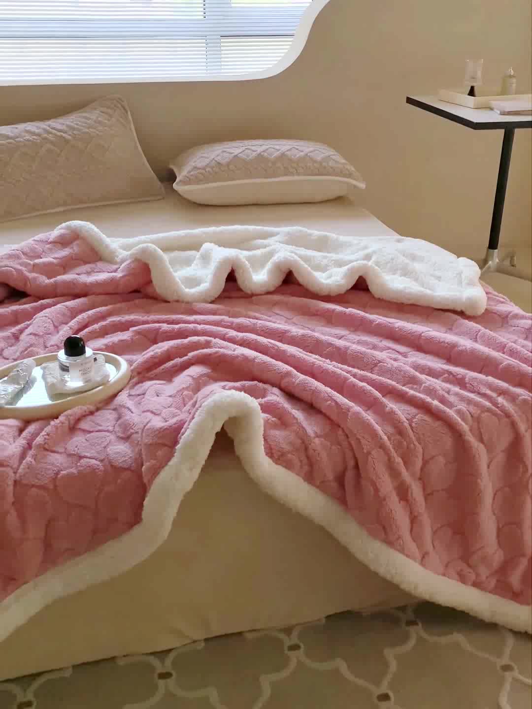 91家纺网 家纺一手货源 找家纺 昔可家纺 2022新款ins风纯色保暖塔塔绒多功能毛毯 爱心粉