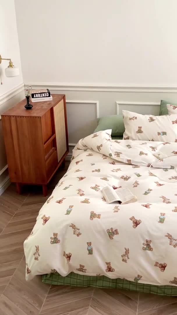 91家纺网 家纺一手货源 找家纺 昔可家纺 2022新款仙女风全棉爱丽丝系列印花四件套 玩偶公仔熊