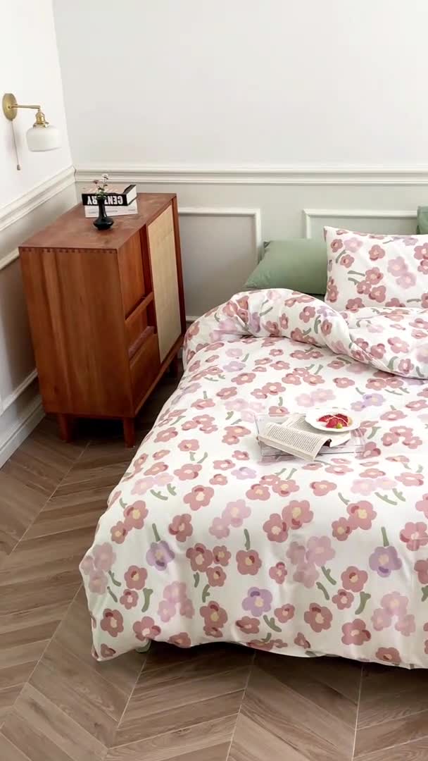 91家纺网 家纺一手货源 找家纺 昔可家纺 2022新款仙女风全棉爱丽丝系列印花四件套 甜尼粉花