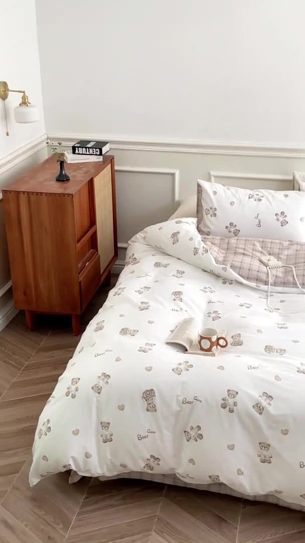 91家纺网 家纺一手货源 找家纺 昔可家纺 2022新款仙女风全棉爱丽丝系列印花四件套 爱心小咖熊