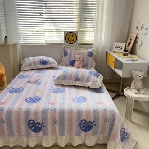 91家纺网 家纺一手货源 找家纺 川悦生活 2022新款高克重牛奶绒花边夹棉床盖 梦幻爱心