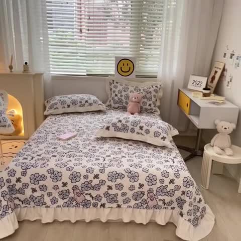 91家纺网 家纺一手货源 找家纺 川悦生活 2022新款高克重牛奶绒花边夹棉床盖 蓝花小兔