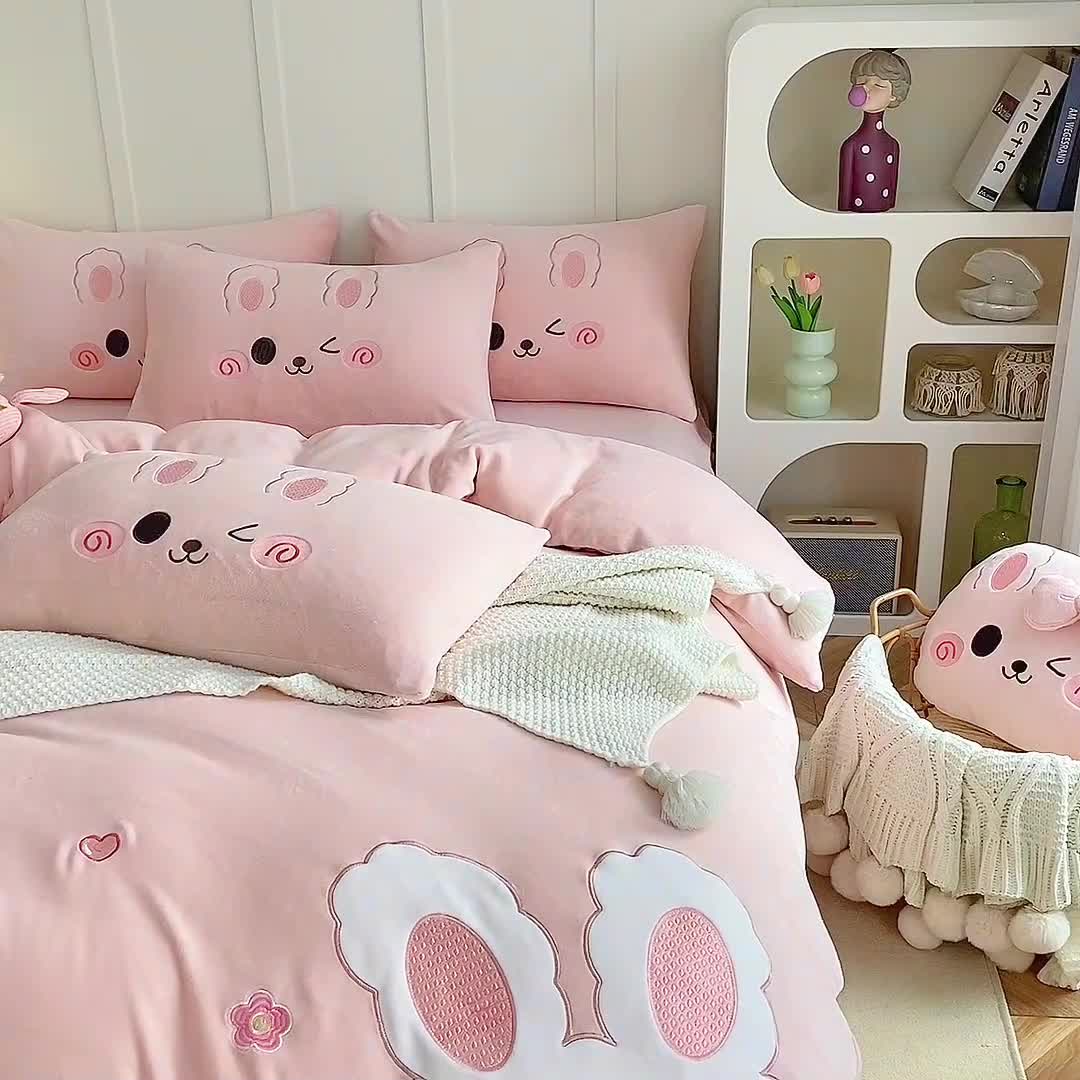 91家纺网 家纺一手货源 找家纺 亲亲公主 2025新款牛奶绒卡通绣花四件套-可爱兔粉色