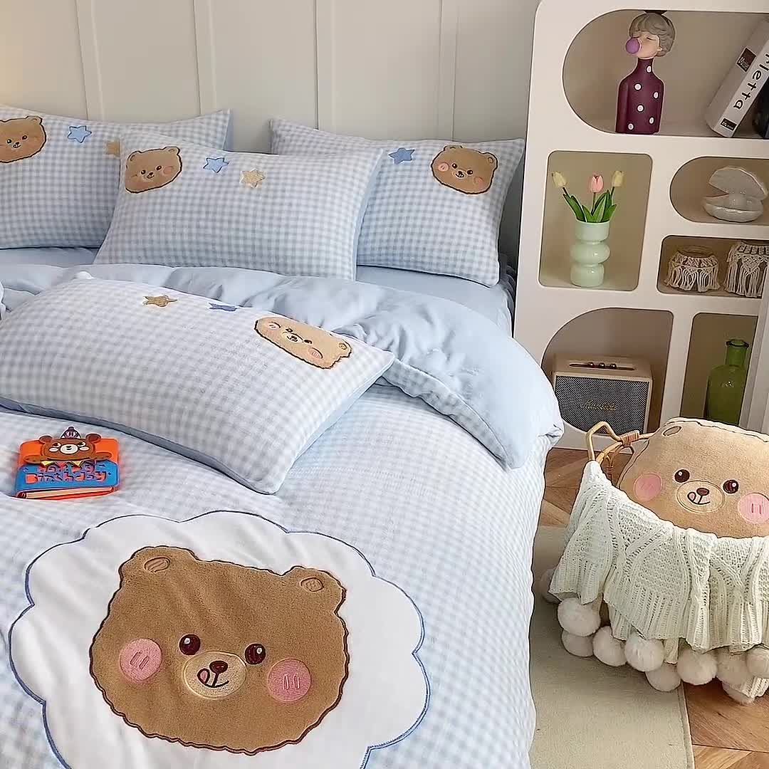 91家纺网 家纺一手货源 找家纺 亲亲公主 2025新款牛奶绒卡通绣花四件套- 蓝色小熊